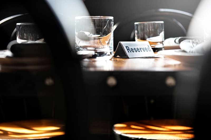 Une table réservée dressée pour le service